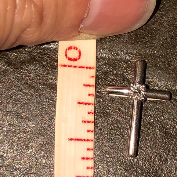Sterling silver and CZ cross pendant - Picture 3 of 3